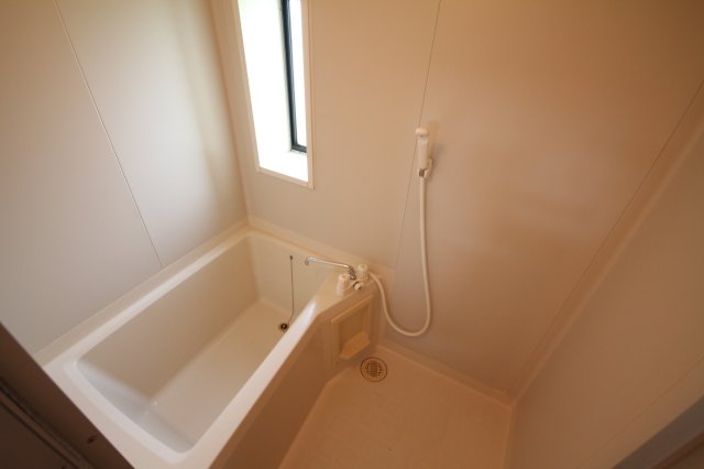 バス・シャワールーム　同じ建物の別のお部屋の写真です。間取り左右反転有。現況優先。