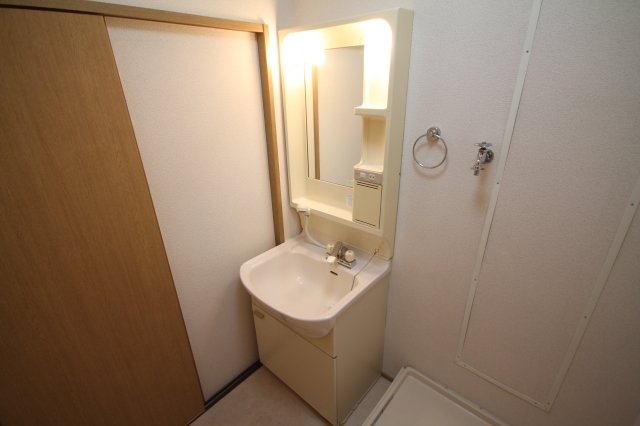 洗面設備　同じ建物の別のお部屋の写真です。間取り左右反転有。現況優先。