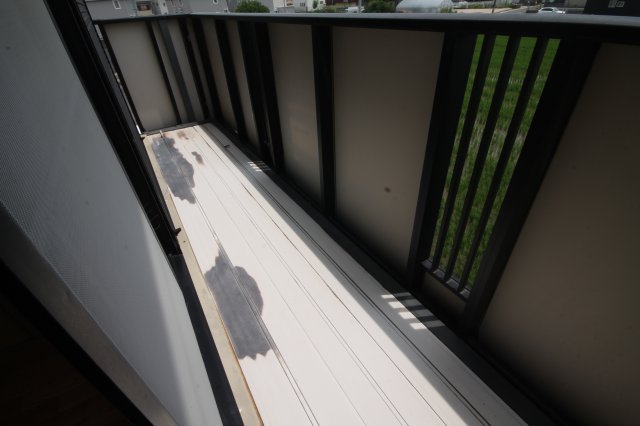 バルコニー　同じ建物の別のお部屋の写真です。間取り左右反転有。現況優先。