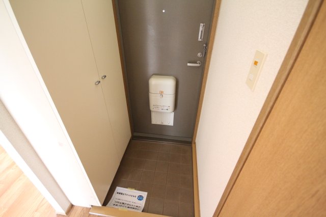 玄関　同じ建物の別のお部屋の写真です。間取り左右反転有。現況優先。