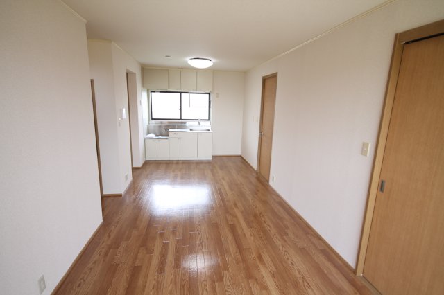 居室・リビング　同じ建物の別のお部屋の写真です。間取り左右反転有。現況優先。