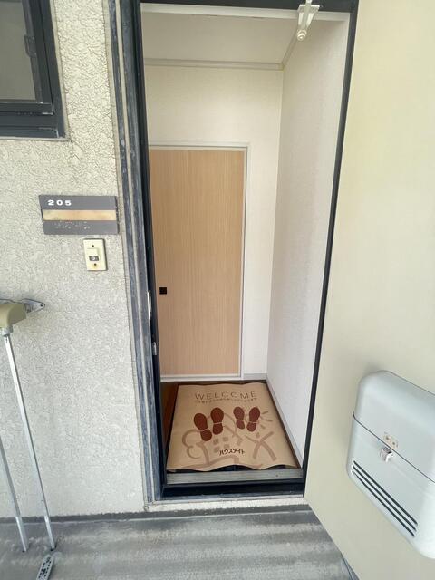 玄関　２０５号室の写真となります。