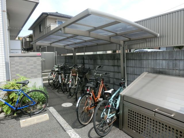 駐車場　屋根付きの駐輪スペース。