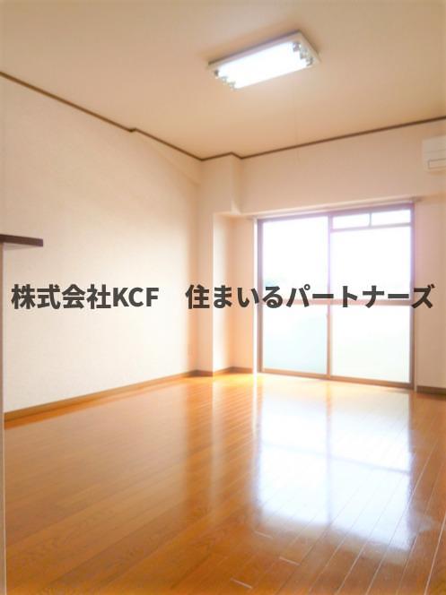 その他部屋・スペース　落ち着いた色調の寝室です