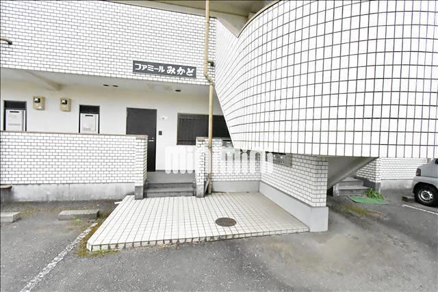エントランス　白いタイルの建物です。