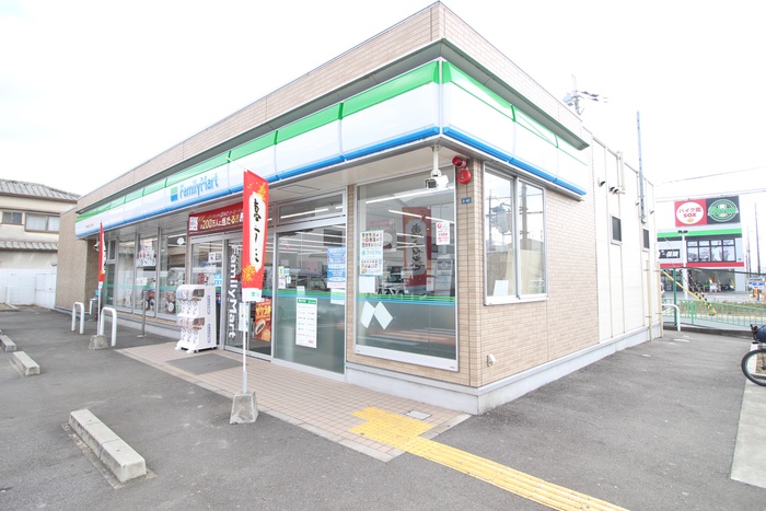 コンビニ　ファミリーマート（コンビニ）まで1100m