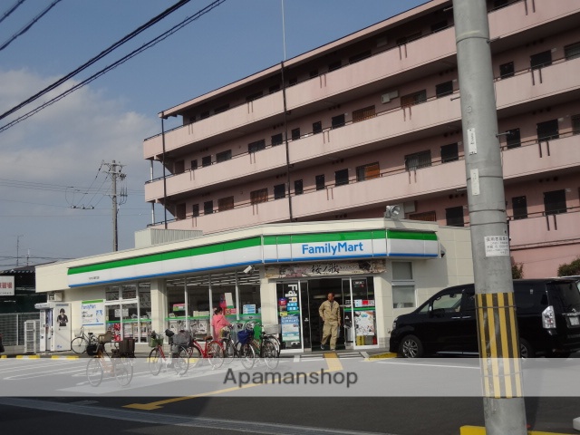 コンビニ　ファミリーマート（コンビニ）まで121m