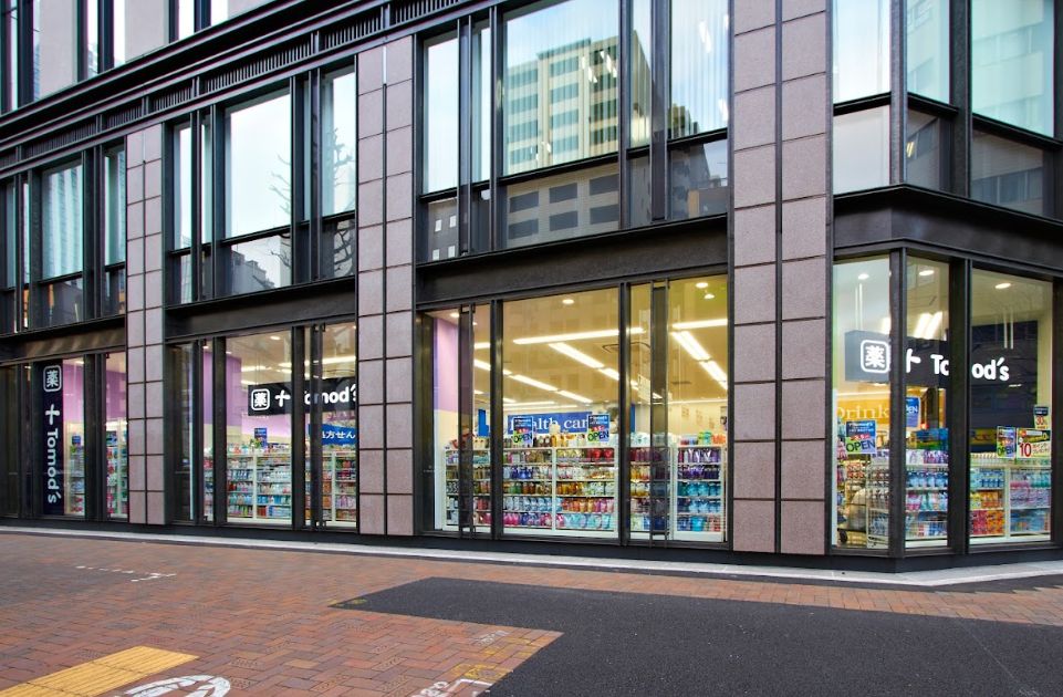 ドラックストア　トモズ銀座三丁目店（ドラッグストア）まで562m