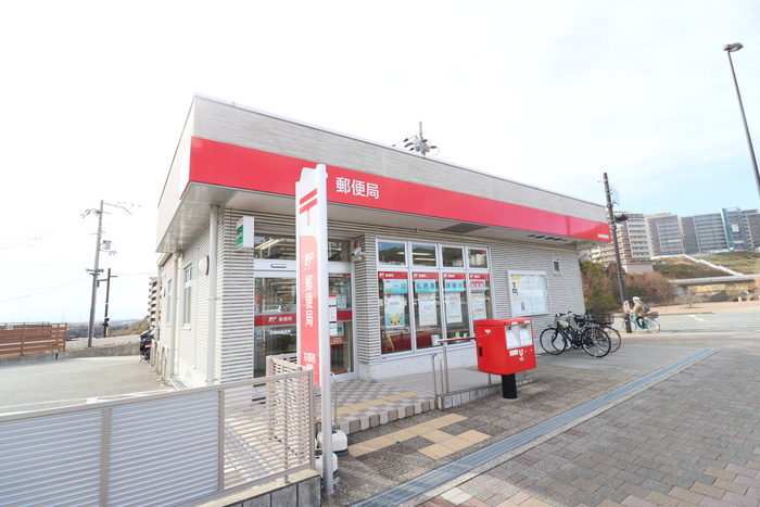 郵便局　彩都西郵便局（郵便局）まで494m