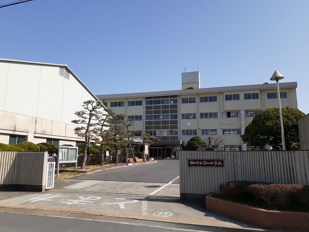 小学校　岡山市立中山小学校（小学校）まで1800m