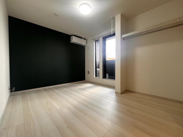 居室・リビング　シックなアクセントクロスがおしゃれな6.5帖の洋室