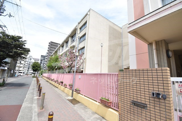 小学校　大阪市立関目小学校（小学校）まで208m