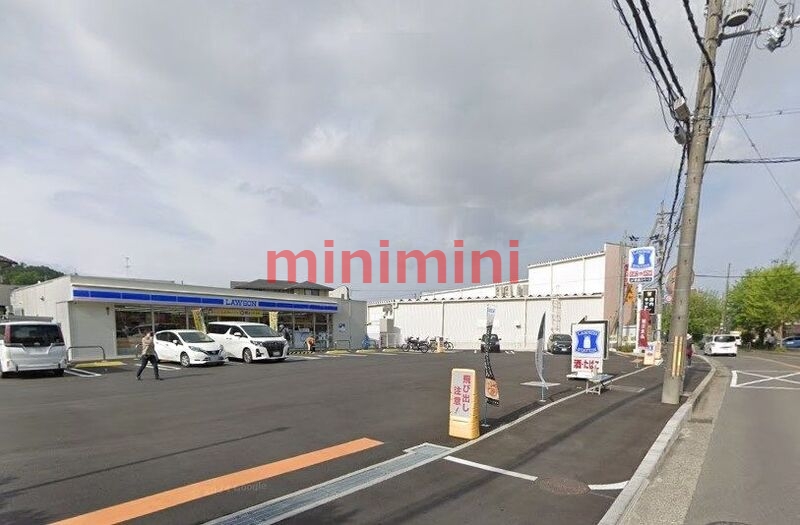 コンビニ　ローソン高槻氷室町四丁目店（コンビニ）まで107m