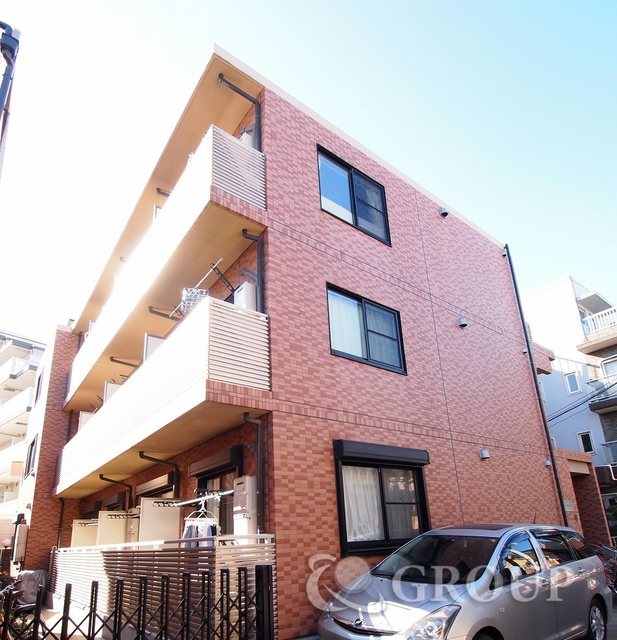 建物外観　３階建ての賃貸マンション