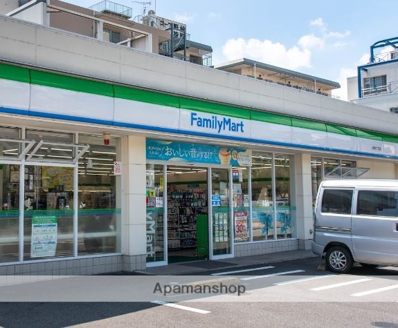 コンビニ　ファミリーマート（コンビニ）まで747m