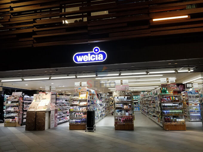 ドラックストア　ウエルシア江坂駅前店（ドラッグストア）まで296m