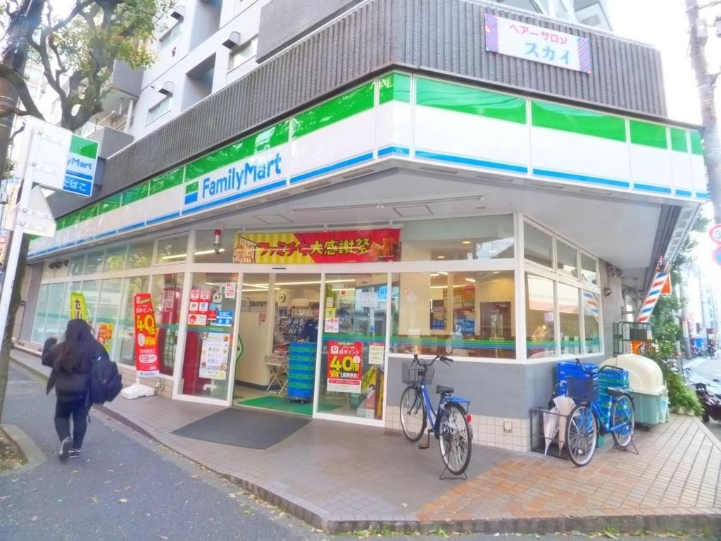 コンビニ　ファミリーマート西葛西駅前店（コンビニ）まで210m