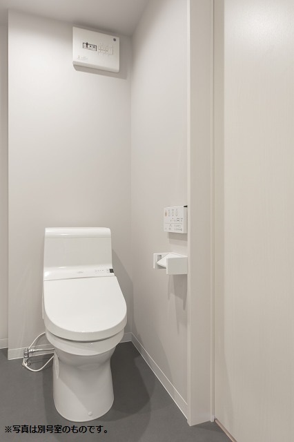 トイレ　落ち着いた色調のトイレです