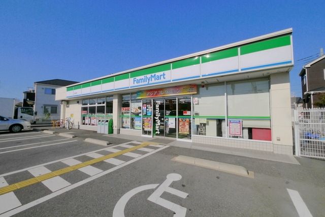 コンビニ　ファミリーマート（コンビニ）まで706m