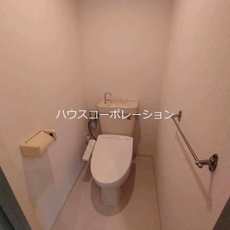 阪神本線 出屋敷駅 徒歩5分 3階建 築37年のトイレ写真
