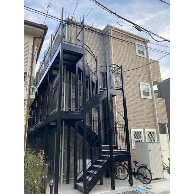 建物外観　白が基調の明るい室内！