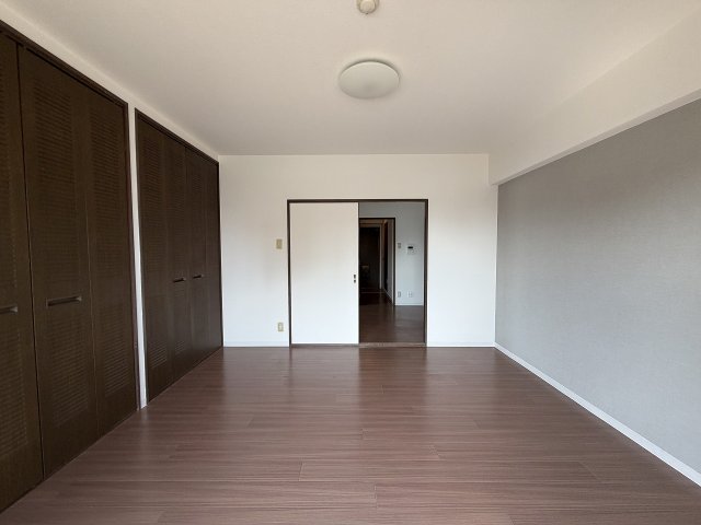 その他部屋・スペース　落ち着いた色調の寝室です