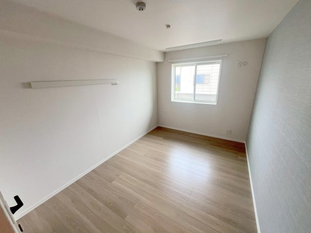 居室・リビング　落ち着いた雰囲気のこのお部屋でゆっくりお休みください。