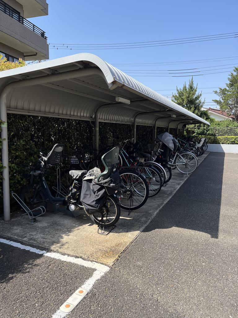 その他共有部分　屋根・スタンド付き駐輪場があります