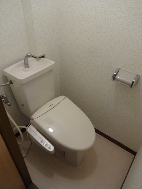 東武伊勢崎線 曳舟駅 徒歩8分 4階建 築32年のトイレ写真