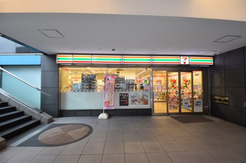 コンビニ　セブンイレブン KDDI大手町ビル店（コンビニ）まで670m