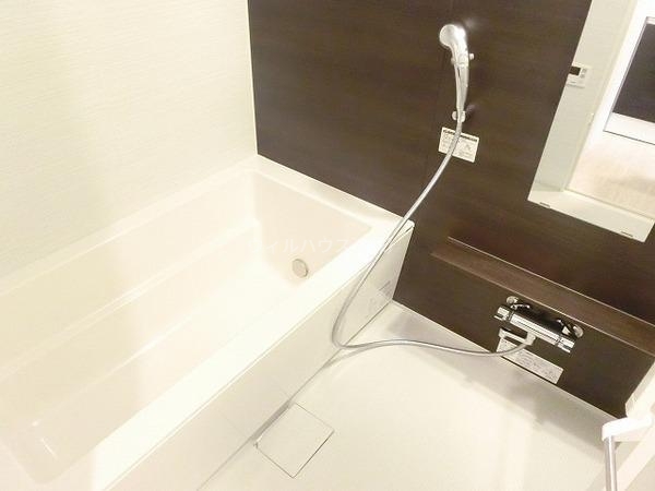バス・シャワールーム　広めのバスタブでゆったりできます！