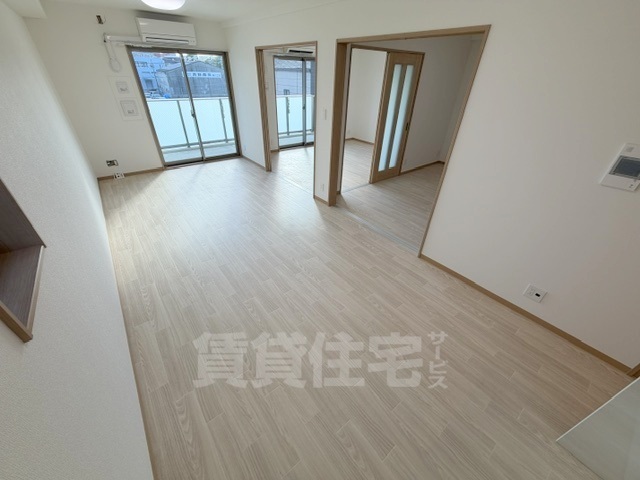 北大阪急行 江坂駅 徒歩9分 10階建 築1年の居間写真