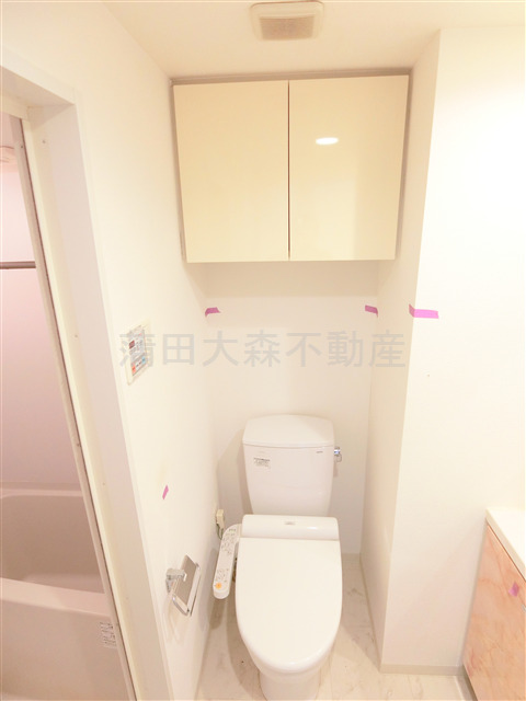 トイレ　吊り戸棚と温水暖房便座付