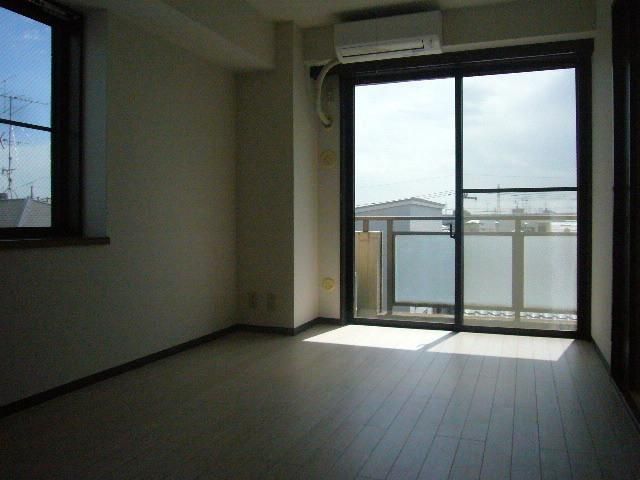 玄関　★広めのリビングです★
