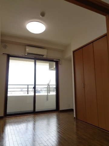地下鉄御堂筋線 江坂駅 徒歩6分 11階建 築21年の居間写真