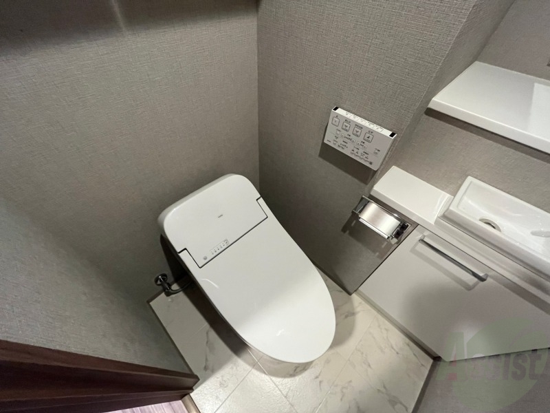 トイレ　トイレです。ユニットバスになってますのでコンパクト。