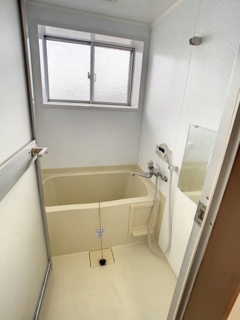 バス・シャワールーム　掲載写真は同型モデルを掲載しており実際のお部屋と仕様等が異な