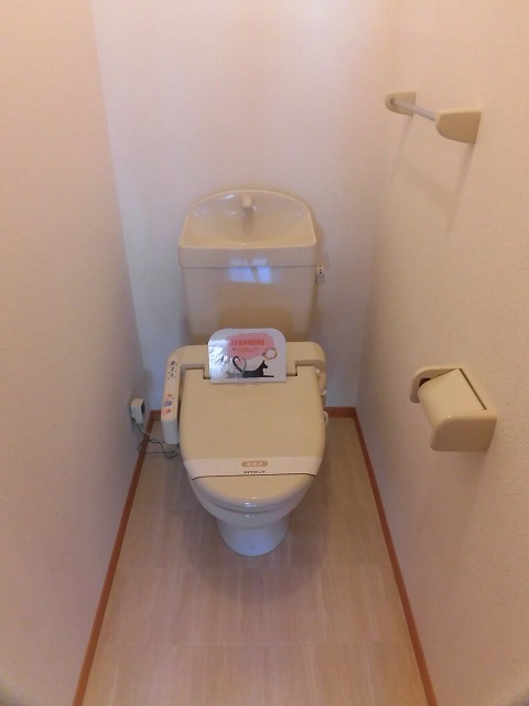 トイレ　温水洗浄便座機能付き
