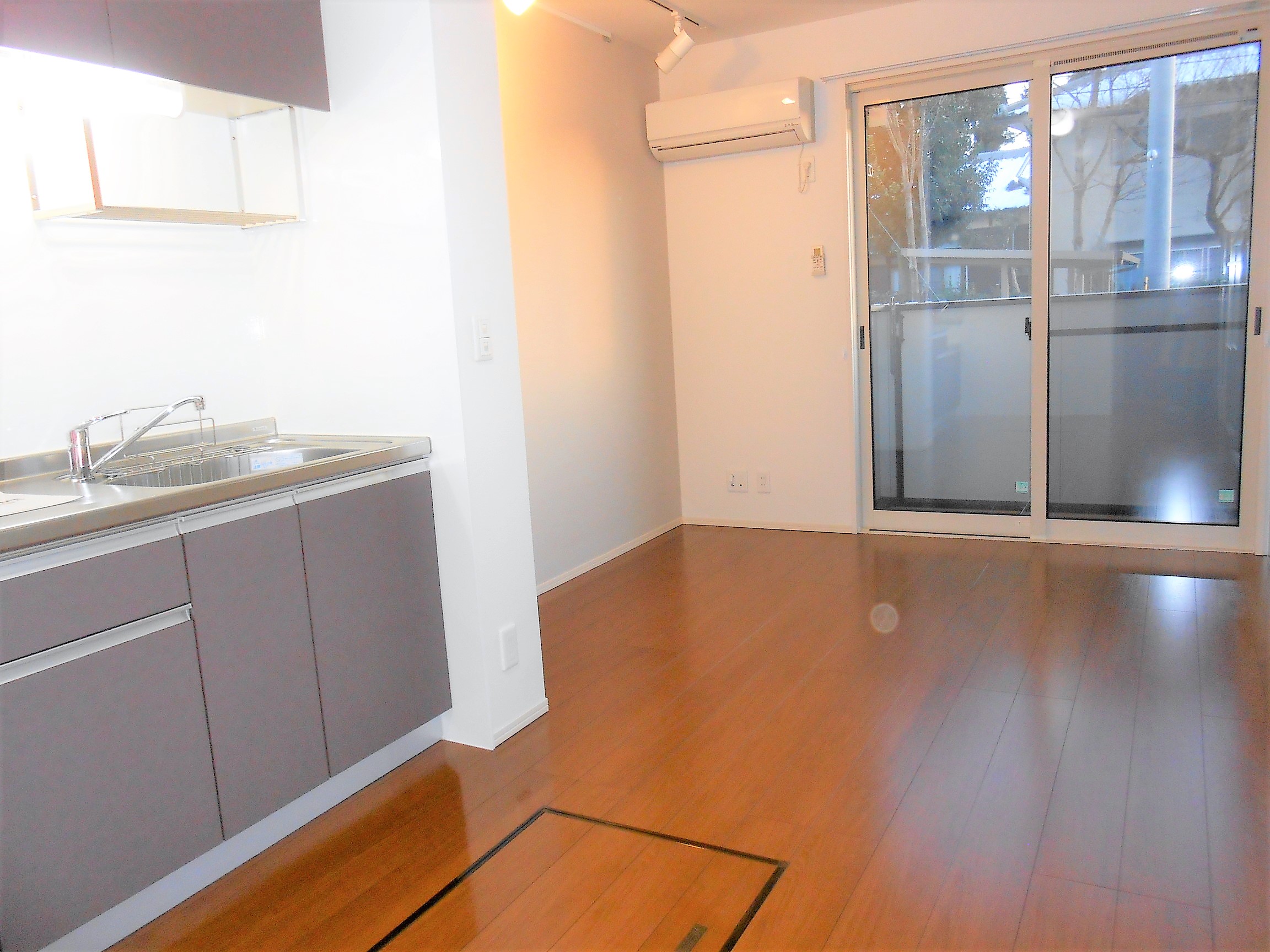 居室・リビング　8帖の南面リビングです！日当たり良好です！