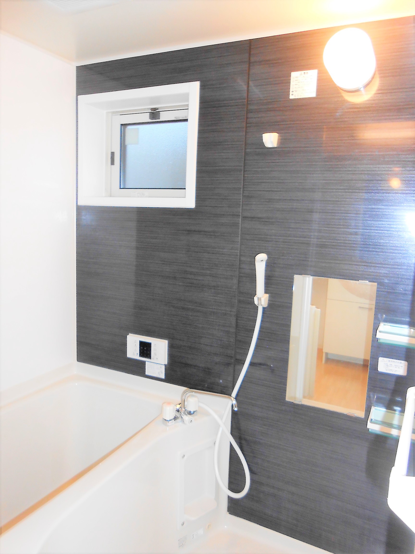 バス・シャワールーム　追い焚き機能付き！窓もあり換気できますね！