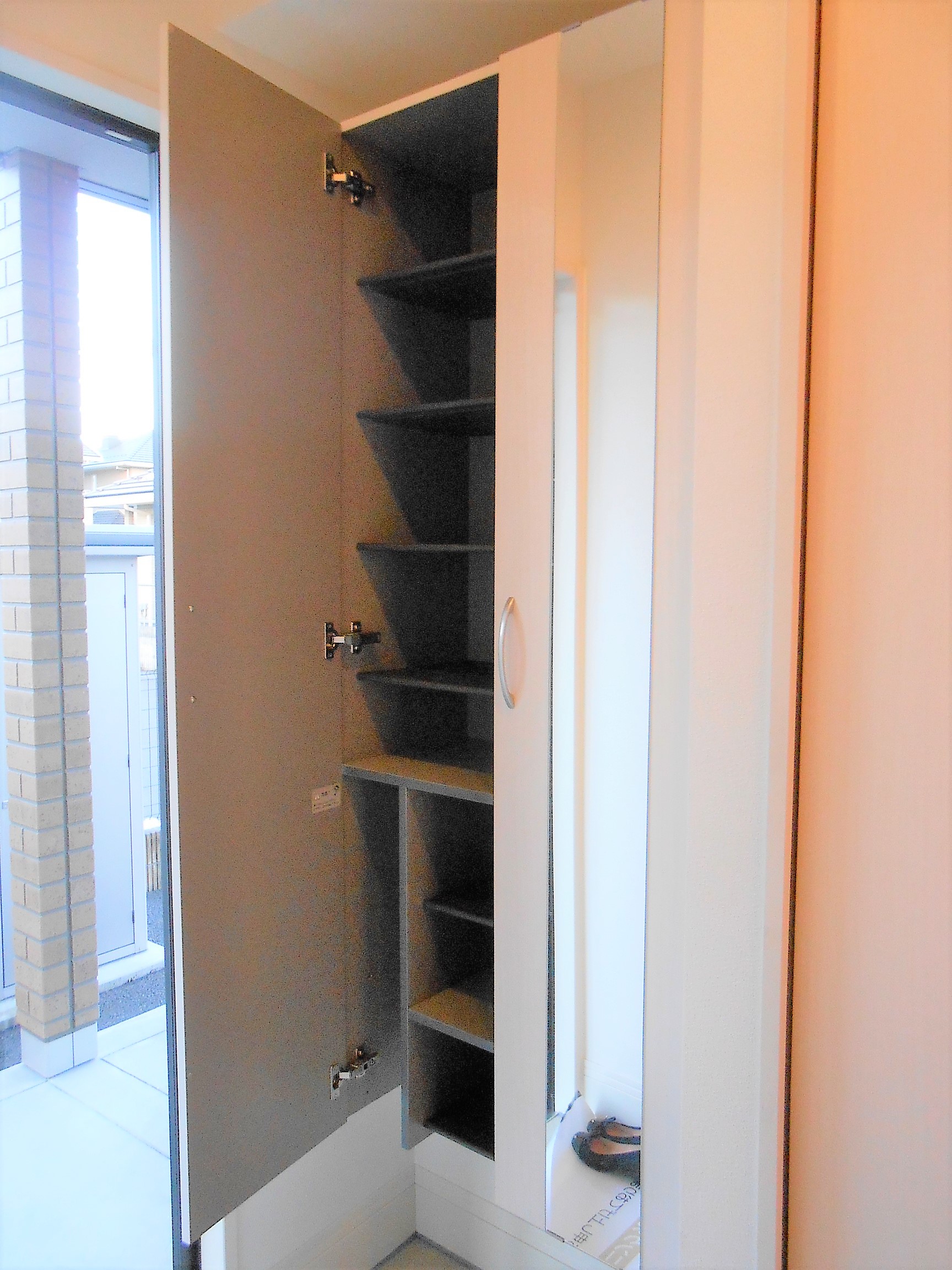 玄関　玄関には大きなシューズボックス付き！鏡もあり便利です！