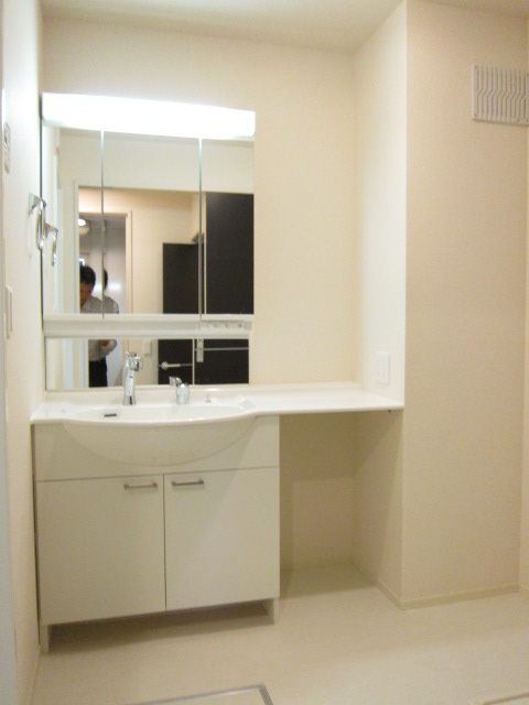 洗面設備　鏡一面張りの大きな洗面台