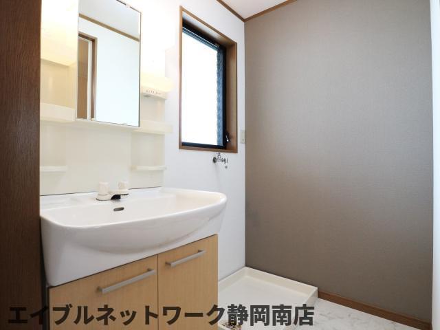 洗面設備　ゆったりとスペースのある洗面所