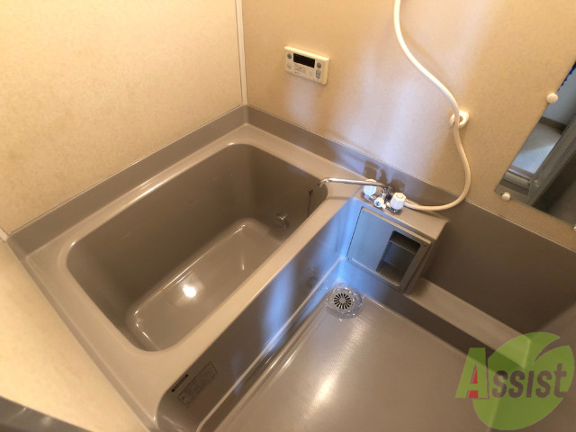 バス・シャワールーム　バスルームは狭すぎず、シャワーも浴びやすそうです。