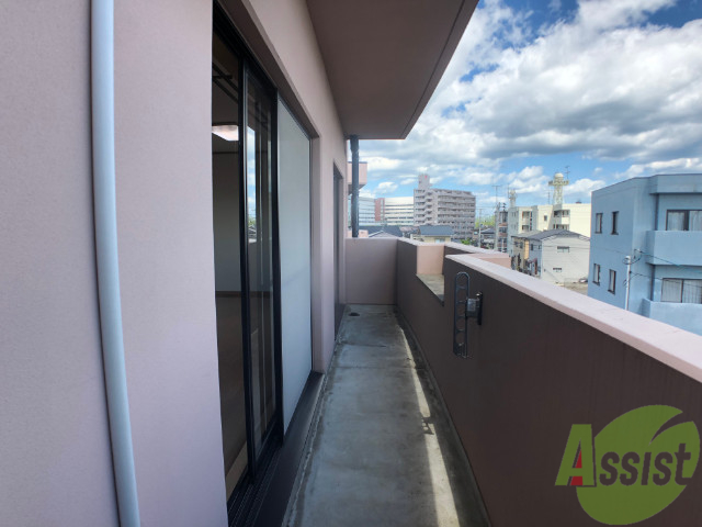 バルコニー　バルコニー。洗濯物がはかどりそうな広さがありますよ。