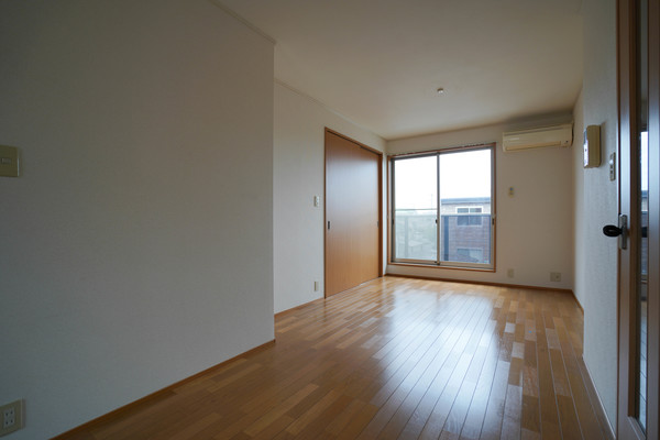 居室・リビング　同じ建物の別なお部屋