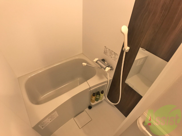 バス・シャワールーム　バスルームはこちらです。広々としてゆったり休めます。