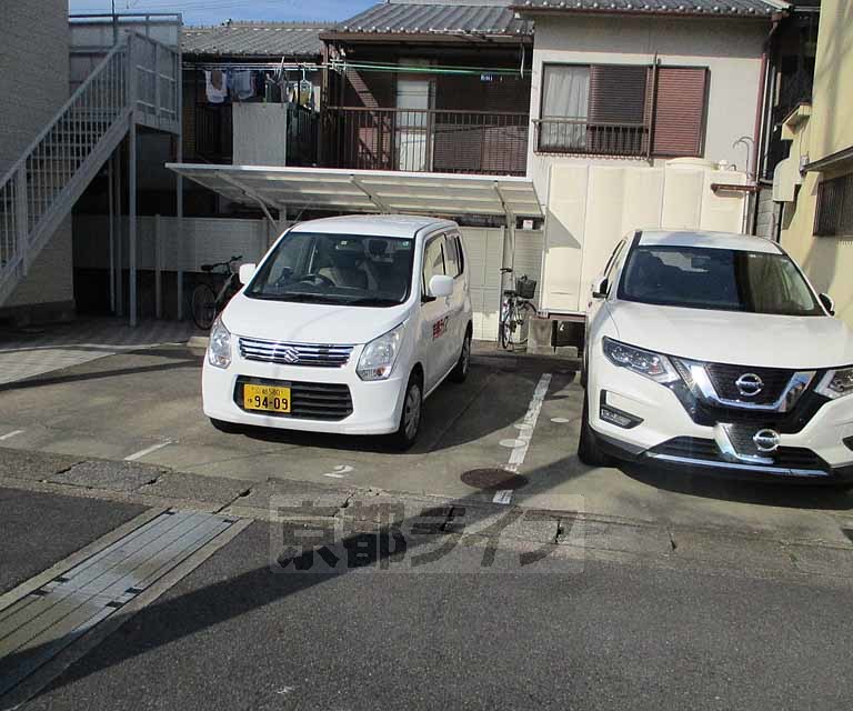 【宇治市宇治のアパートの駐車場】