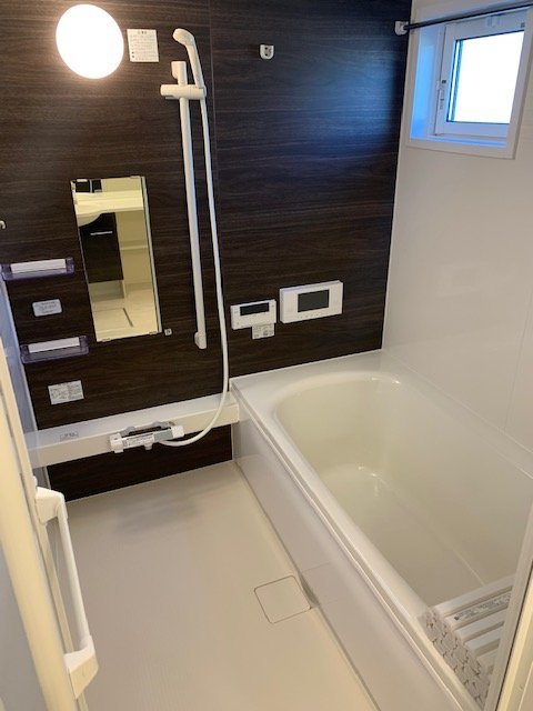 バス・シャワールーム　１坪タイプのお風呂で足をゆったり伸ばして入れますよ（浴室テレ