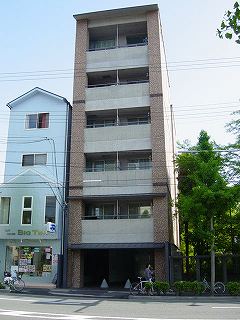 京都市左京区東丸太町のマンションの建物外観